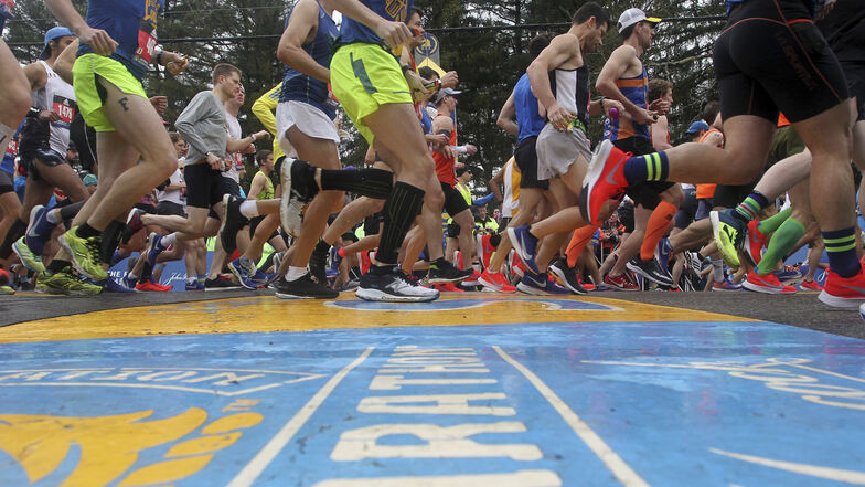 Läufer überqueren die Startlinie beim 123. Boston-Marathon. Bestimmte Darmbakterien können die sportliche Leistungsfähigkeit steigern. Das schreiben US-amerikanische Forscher im Fachblatt "Nature Medicine".