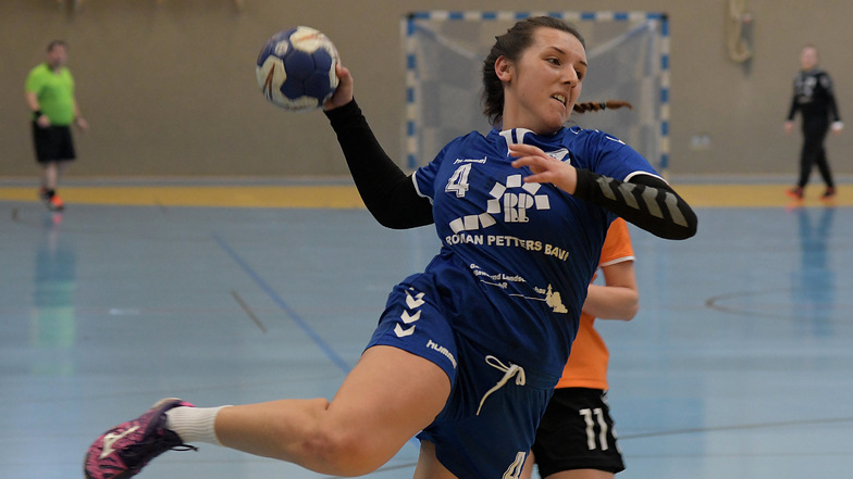 Jessica Eisold steuerte zum Sieg der Neudorf/Döbelnerinnen sechs Tore bei. Da sie den 40. Treffer erzielte, darf sie auch noch einen Kuchen fürs Team backen.
