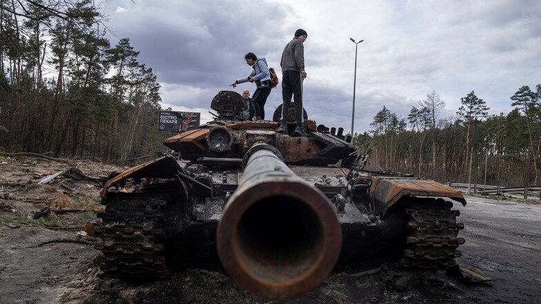 Es könnte sein, dass Wladimir Putin die Schlagkraft seiner Armee falsch eingeschätzt hat: Zerstörter russischer Panzer in einem Außenbezirk von Kiew.