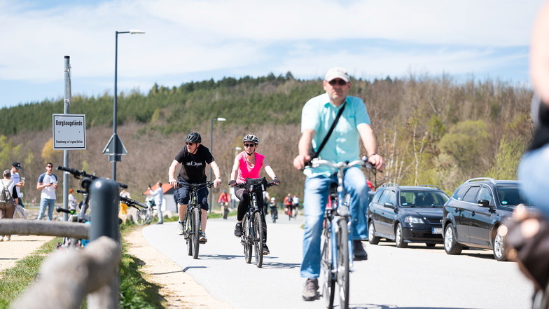 Radfahrer auf der Strandpromenade am Berzdorfer See: So sah am Sonntag der Saisonstart aus.