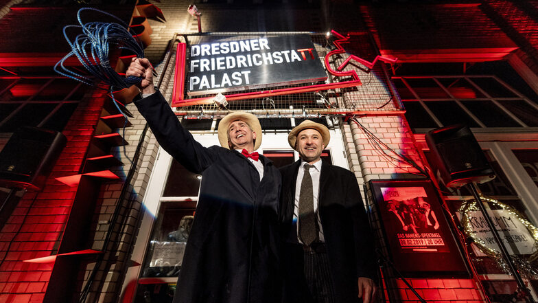 Im vergangenen Jahr enthüllten Thomas Schuch (l.) und Micha Winkler den neuen Namen "Dresdner Friedrichstatt-Palast". Zuvor hier das Kabarett Breschke & Schuch.