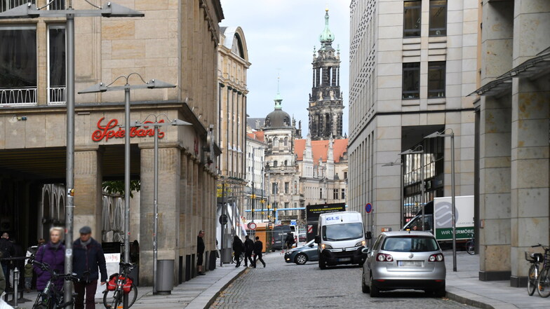 Die Seestraße in der Dresdner Innenstadt mit dem Blick auf dem Turm der Hofkirche. Die Straße wird ab Ende Mai anders aussehen.