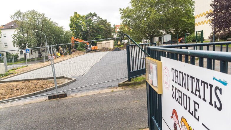 An der Trinitatisschule wird der neue Elternparkplatz (Abhol- und Bringezone) gebaut.