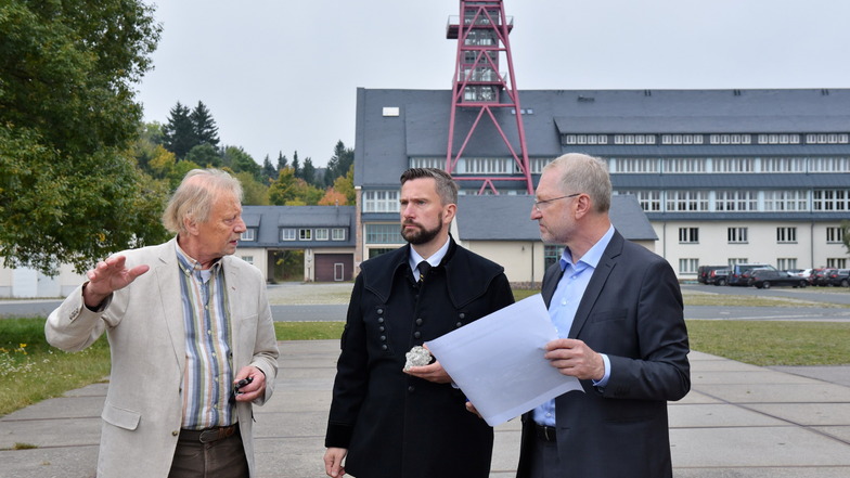 Altenbergs Bürgermeister Thomas Kirsten (FW) (v.l.), Sachsens Wirtschaftsminister Martin Dulig und Deutsche-Lithium-Geschäftsführer Armin Müller diskutieren das Bergbauprojekt in Altenberg.