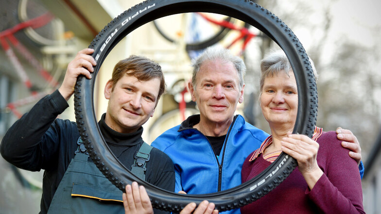 Die alten Chefs und der neue:
David Kretschmer ist jetzt Inhaber von Fahrrad-Stöcker.
Viola und Christfried Stöcker führten den Laden 35 Jahre.