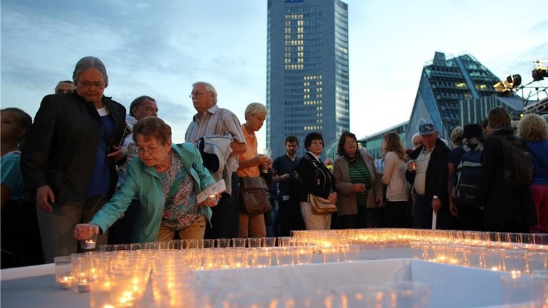 Auf dem Augustusplatz versammelten sie sich mit Kerzen in den Händen zum traditionellen Lichtfest.