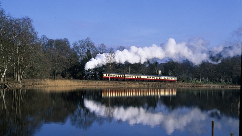 Mit der Lakeside and Haverthwaite Railway in der Grafschaft Cumbria, England, fahren Sie durch idyllische Landschaften und malerische Dörfer. Dabei erleben Sie ein nostalgisches Erlebnis für Eisenbahnliebhaber.