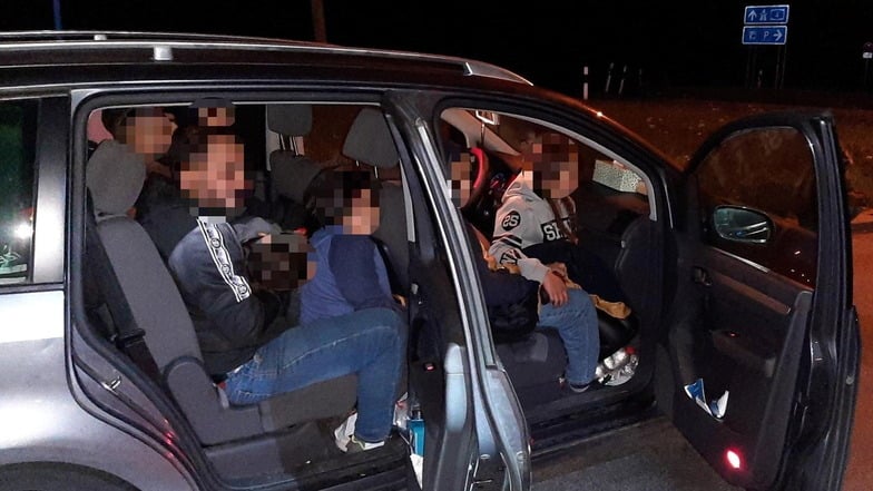 A4 bei Bautzen: Schleuser mit 13 Migranten in VW Touran gestoppt