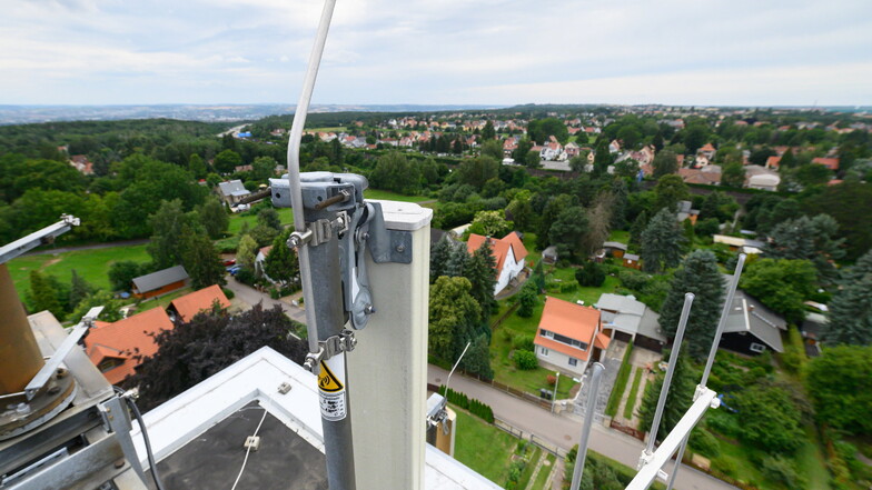 Ein Mobilfunkmast ist auf einem alten Wasserturm im Dresdner Stadtteil Hellerau installiert. Hier hat das Unternehmen Vantage Towers einen von knapp 20.000 Standorten in Deutschland.