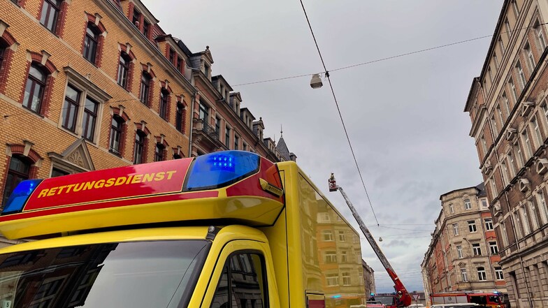 Auf der Helgolandstraße hat die Feuerwehr von einer Drehleiter aus Kontakt zu einem Mann aufgenommen, der auf ein Dach geklettert war.