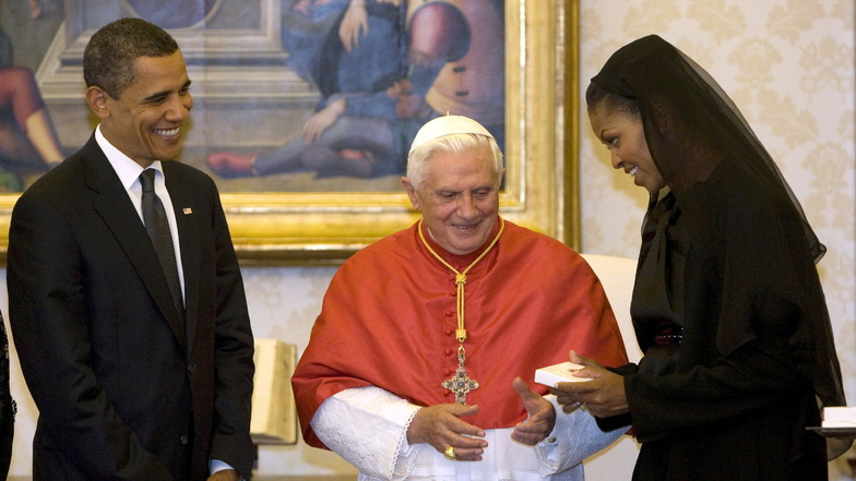 10.07.2009: Papst Benedikt XVI (M) empfängt den damaligen US-Präsidenten Barack Obama (l) und seine Frau Michelle während einer Privatausdienz im Vatikan.