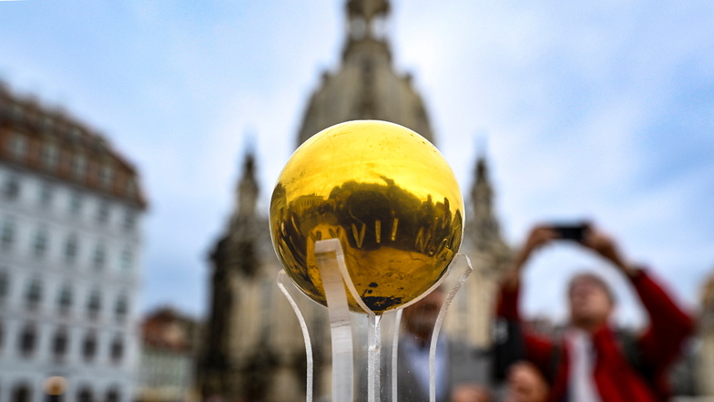 Am Donnerstag hat Niclas Castello seine "Goldene Sphären" auf dem Dresdner Neumarkt vorgestellt.