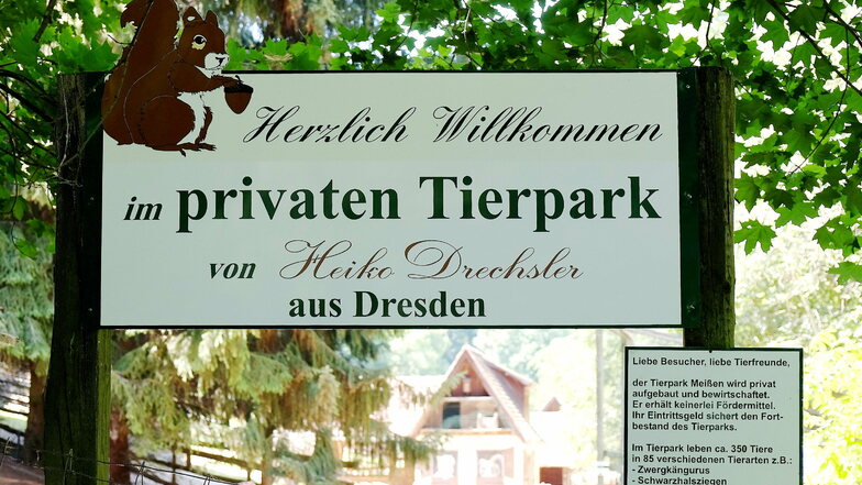 Mit einem Schild hat Tierparkchef Heiko Drechsler in der Vergangenheit klar gemacht, dass es sich bei der Anlage in Siebeneichen um eine private, nicht um eine städtische Institution handelt.