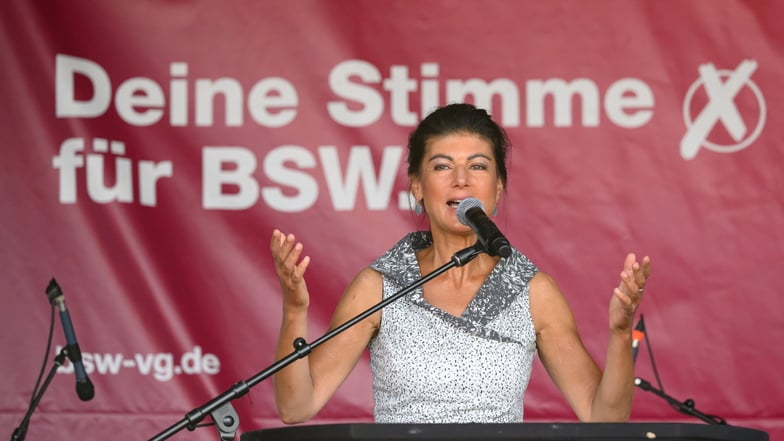 Sahra Wagenknecht, BSW-Bundesvorsitzende, spricht bei einer Wahlkampfveranstaltung auf dem Dresdner Schlossplatz.