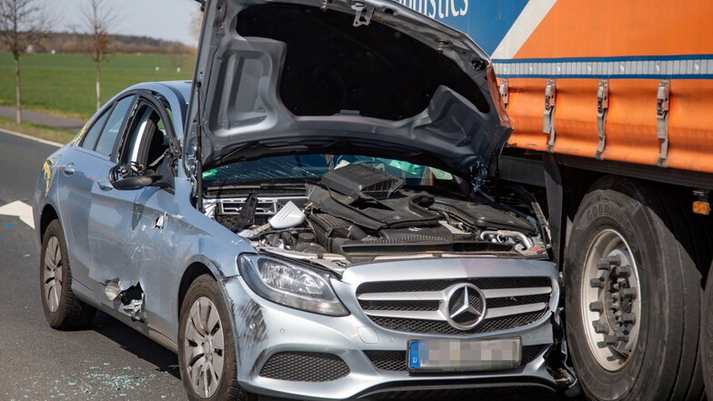 Mercedes kollidiert mit zwei Lastwagen bei Panschwitz-Kuckau
