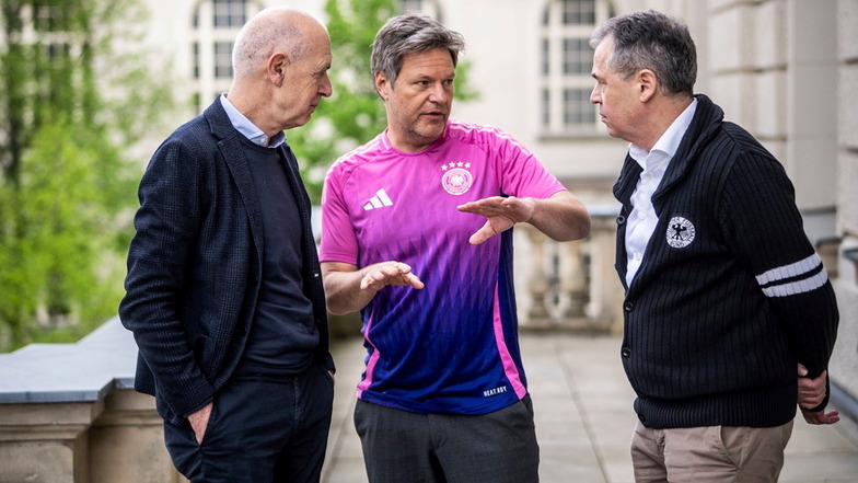 Nach Kritik am Nike-Deal: Habeck trifft DFB-Bosse im pinken Trikot