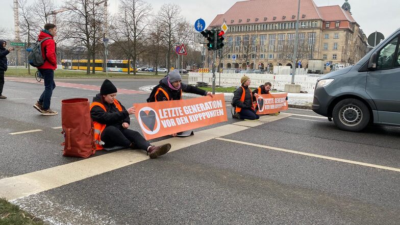 Auf der St. Petersburger Straße etwa in Höhe des Rathauses blockierte "Letzte Generation" am Freitagmorgen den Verkehr.