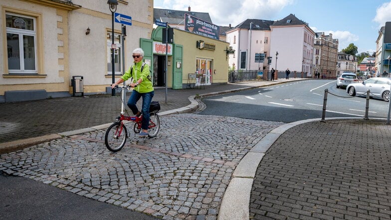 Ein Projekt für 2024/25 ist die Aufweitung der Fahrbahn im Einmündungsbereich Luxemburg-Straße/Bahnhofstraße, damit die Einbahnstraßenregelung für Fahrradfahrer künftig aufgehoben werden kann.