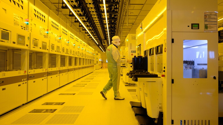 Die Produktion in der Chipfabrik von Bosch in Dresden läuft. Für die geplanten neuen Fabs müssen die Fachkräfte erst noch gewonnen werden. Foto: Robert Michael/dpa