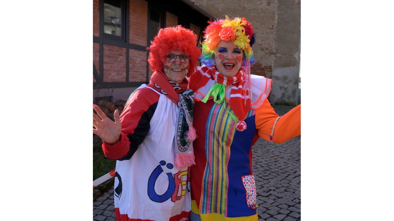 Zwei Närrinnen vom Dahlener Karnevalsverein Rot-Weiß haben sich extra schön gemacht für den Umzug in Strehla.