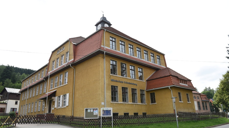 Ein stattliches Gebäude ist die Oberschule Schmiedeberg, die vor 114 Jahren gebaut wurde. Allerdings reicht sie heute nicht mehr aus für die Ansprüche an eine moderne Schule.
