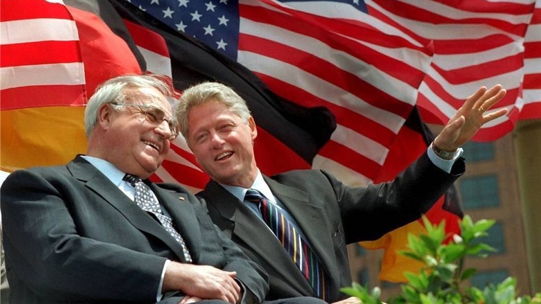 Bundeskanzler Helmut Kohl[l] und US-Präsident Bill Clintonim März 1996 vor einem Meer deutscher und amerikanischer Fahnen in Milwaukee.