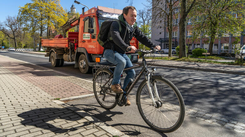 Dirk Hladik fährt oft mit dem Rad, obwohl es in Bischofswerda viele gefährliche Stellen gibt - zum Beispiel hier am Altersheim an der Bautzener Straße. Da mündet der Radweg unmittelbar vor einer vielbefahrenen scharfen Kurve in die Straße.