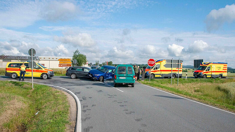 Drei Fahrzeuge waren bei dem jüngsten Unfall an der S148-Kreuzung bei Großschweidnitz beteiligt.