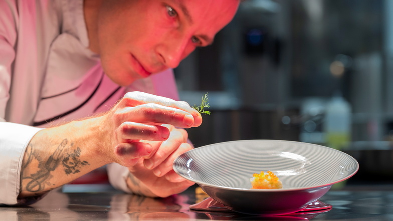 Bei dem Menü für die Kochsternstunden ist Fingerspitzengefühl gefragt. Martin Berger, Küchenchef im Restaurant "Anna im Schloss" verziert ein Meerettichsüppchen.