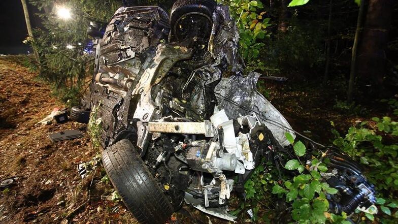 Der Fahrer eines Renault Laguna verlor in einer Linkskurve die Kontrolle über sein Auto und fuhr in den Straßengraben.