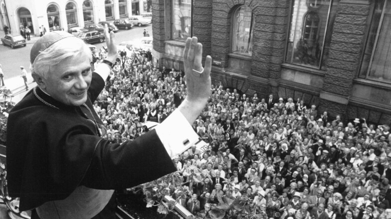 01.07.1977 Joseph Ratzinger, der damalige Erzbischof von München und Freising wird von der Bevölkerung begrüßt.