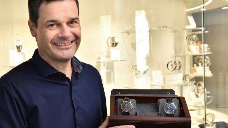 Mühle-Geschäftsführer Thilo Mühle zeigt die Schatulle mit dem Uhrenset zur Deutschen Einheit.