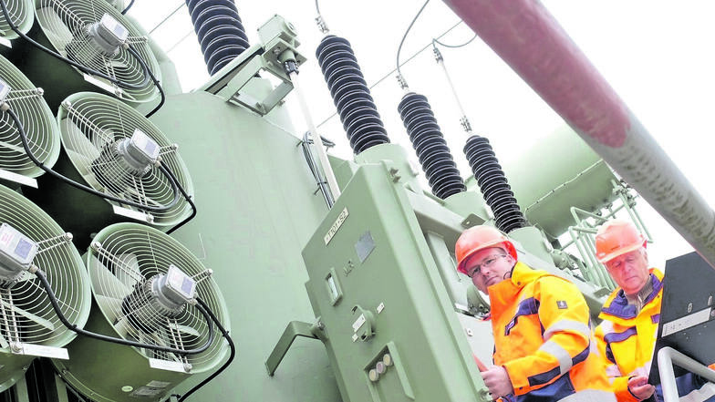 Steffen Müller und William Bittner von Enso Netz kontrollieren einen Transformator im Umspannwerk an der Niederauer Straße in Meißen. Im Sommer wird dieser durch eine kleine Kühlanlage auf Temperatur gehalten.