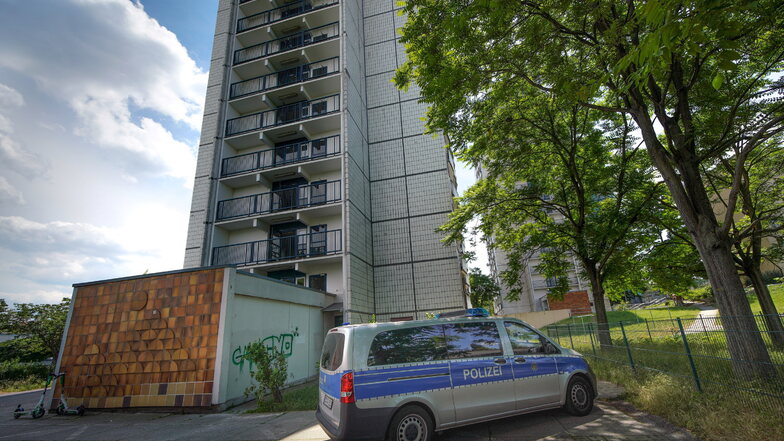 "Kein guter Ort": In diesem Hochhaus am Amalie-Dietrich-Platz soll ein Mann zu Tode gekommen sein. Die Polizei ermittelt.
