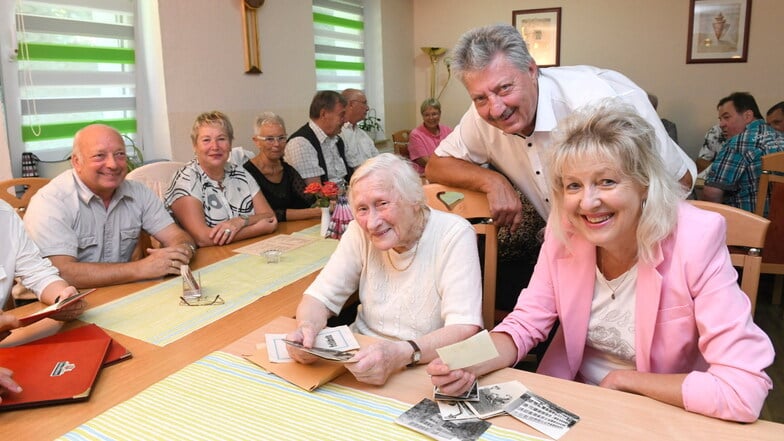 Ingeborg Ahlswede mit ihren Schülern Thomas Kraft (Mi.) und Veronika Marschall (re.) beim Klassentreffen in Freital.