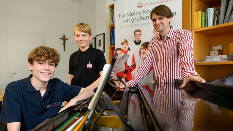 Vorfreude auf Rom: Kapellknaben-Chorleiter Christian Bonath (r.) mit Alt-Sänger Silas Geiert (l.) und Sopran-Sänger Leander Gaßmann.