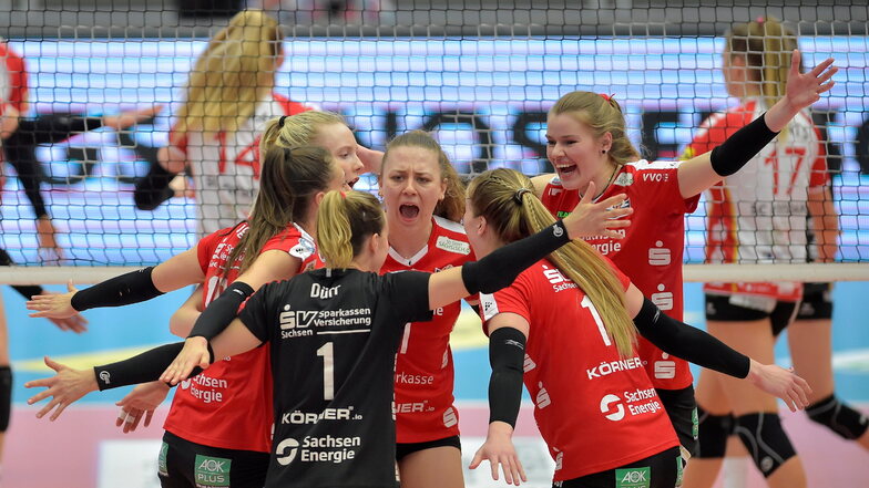 Wenn Frust Freude weicht: Auch dank Maja Storck (Mitte) haben die DSC-Frauen ein verloren geglaubtes Spiel gegen Potsdam noch gewonnen und greifen nun nach dem Meistertitel.