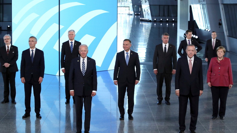 Vertreter der 30 Mitgliedsstaaten stehen in Brüssel beim Gruppenfoto.