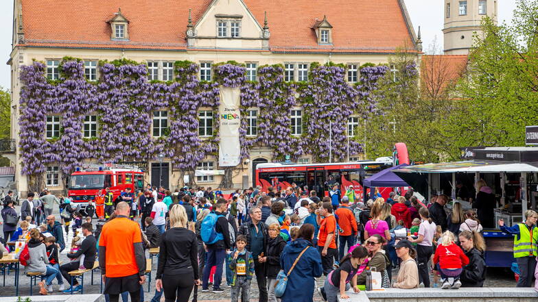 Hunderte Teilnehmer und Besucher tummeln sich am Sonnabend auf dem Rathausplatz. Dort war unter anderem die Riesaer Feuerwehr mit Angeboten für Kinder vertreten.
