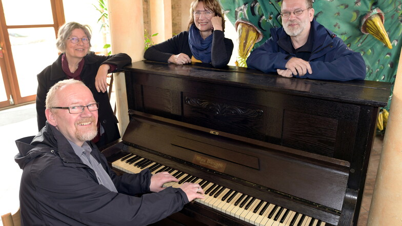 Der Traumpalast braucht ein neues Piano - und das nicht nur als Begleitung für den Chor "Chornett". Die Chor-Mitglieder Michael Wachler, Angelika Steurich, Sabine Scholz und Michael Steurich (von links) hoffen jetzt auf eine Spendenaktion.