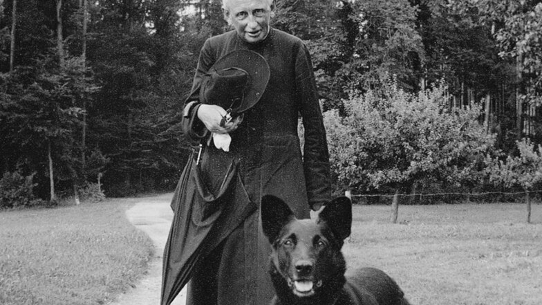 Prinz Max in den 1940er-Jahren mit seinem Hund Netti. Dem Wettiner-Spross ist jetzt eine Ausstellung in Pillnitz gewidmet.