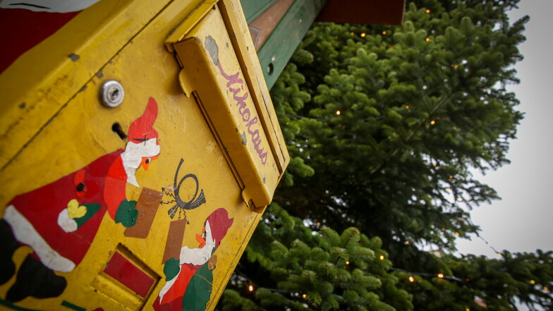 Am Pfefferkuchenhäuschen auf dem Pulsnitzer Markt, in dem der Nikolaus seine Sprechstunden abhält, befindet sich auch ein Briefkasten für die Wünsche der Kinder.