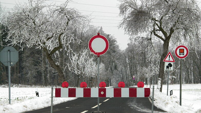Wie hier in Großhennersdorf vor einigen Jahren sind derzeit wegen der Winterauswirkungen Straßen in Lawalde und Kottmarsdorf gesperrt.