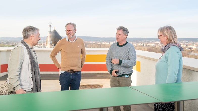 Terrasse mit Aussicht: Chefredakteur Uwe Vetterick (2.v.l.) im Dachcafé vom Haus der Presse mit den Leserbeiräten Mandy Vogel, Volker Neubert (l.) und Heiko Lindemann.