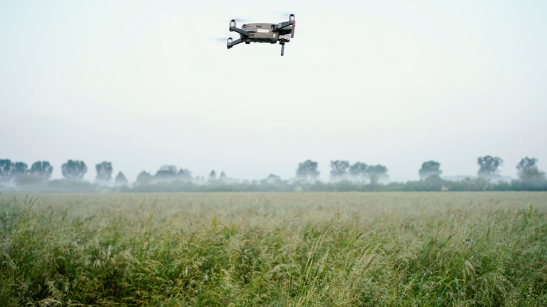 Eine Drohne der Rehkitz-Rettung Weinheim mit Wärmebildkamera fliegt über eine Wiese.