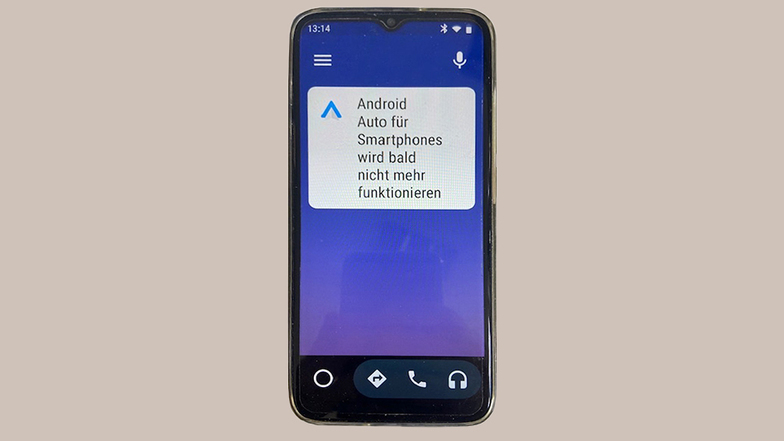 Warnung bei jedem App-Start: Lange wird Android Auto für Smartphones nicht mehr in gewohnter Weise zu benutzen sein. Doch Google hat Ersatz.