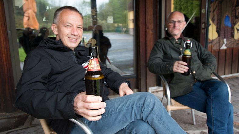 Ernst und Uwe aus Waldheim lassen sich in der Brauerei Richzenhain ein Bier schmecken.
