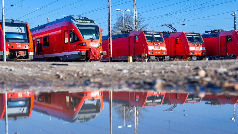 Personenzüge der Deutschen Bahn stehen auf Abstellgleisen.