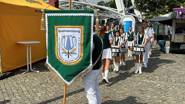 Der DVB-Spielmannszug vor dem Auftritt am Postplatz.