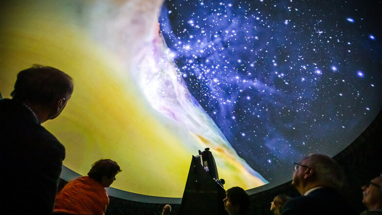 In der Rundum-Perspektive ermöglicht das mobile Planetarium auf dem Schwarzen Markt in Hoyerswerda einen Blick in die Tiefen des Universums.